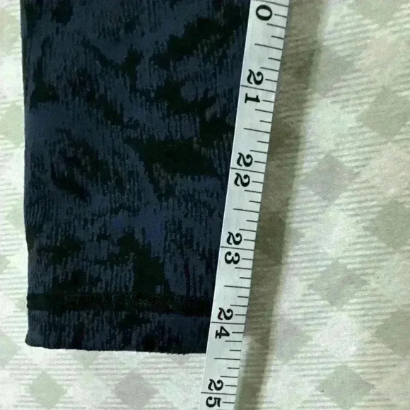 Athleta Elation Textured Legging Size Small – Floral Print, Pockets, Compression - Picture 4 of 8